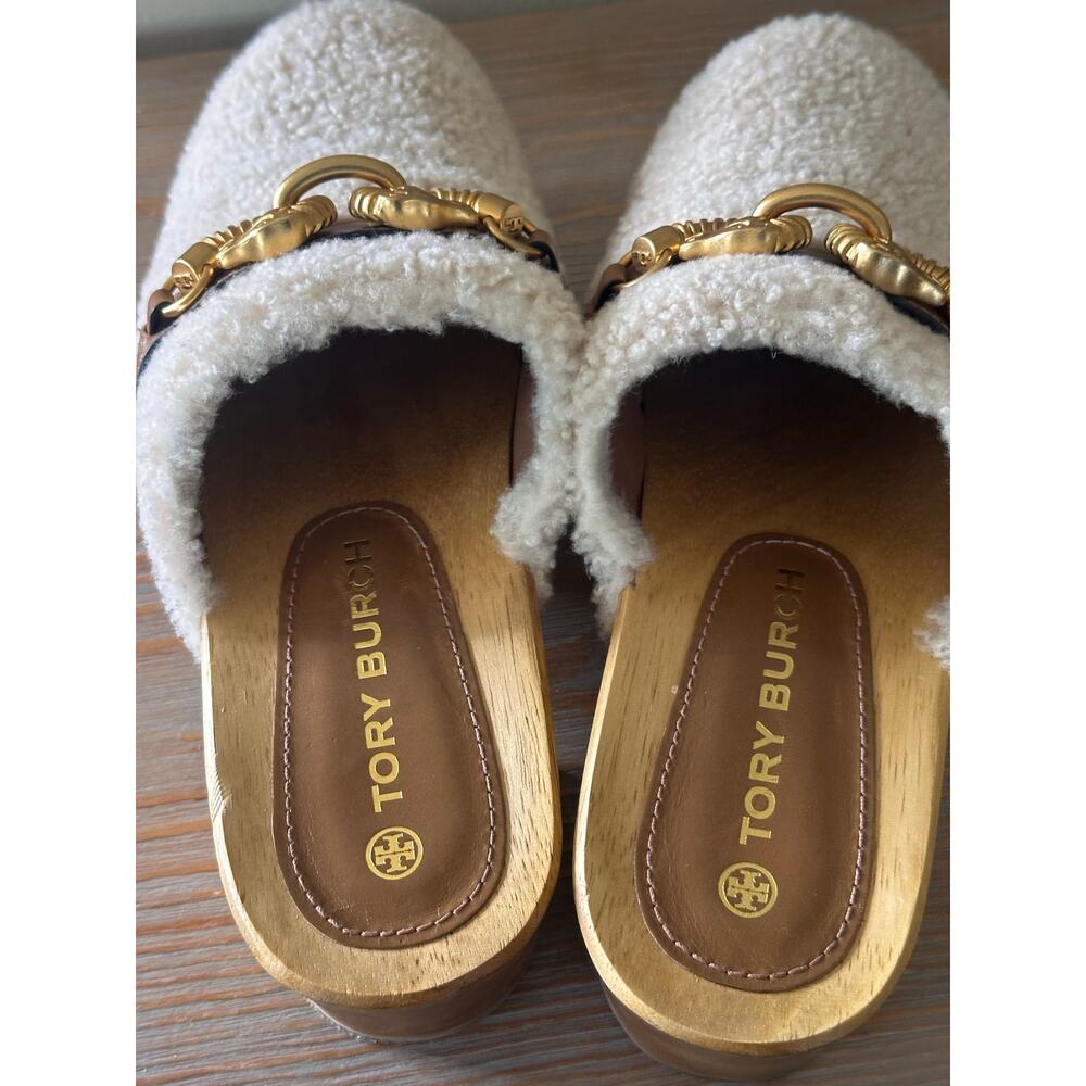 Tory Burch Shearling Clogs Women’s Size 9 Jessa Mules Tan Beige Gold Chain Shoes - Picture 13 of 15